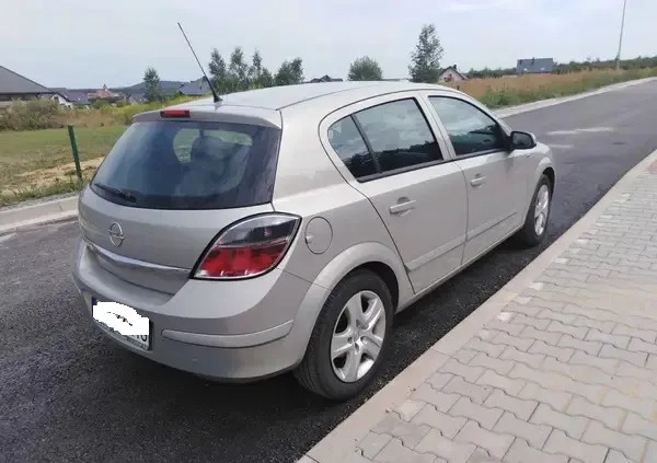 Opel Astra cena 13750 przebieg: 318700, rok produkcji 2009 z Kielce małe 277